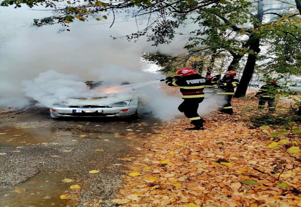 Giurgiu. Autoturism cuprins de flăcări pe şoseaua Bucureşti din Giurgiu. Pompierii au intervenit de urgenţă 
