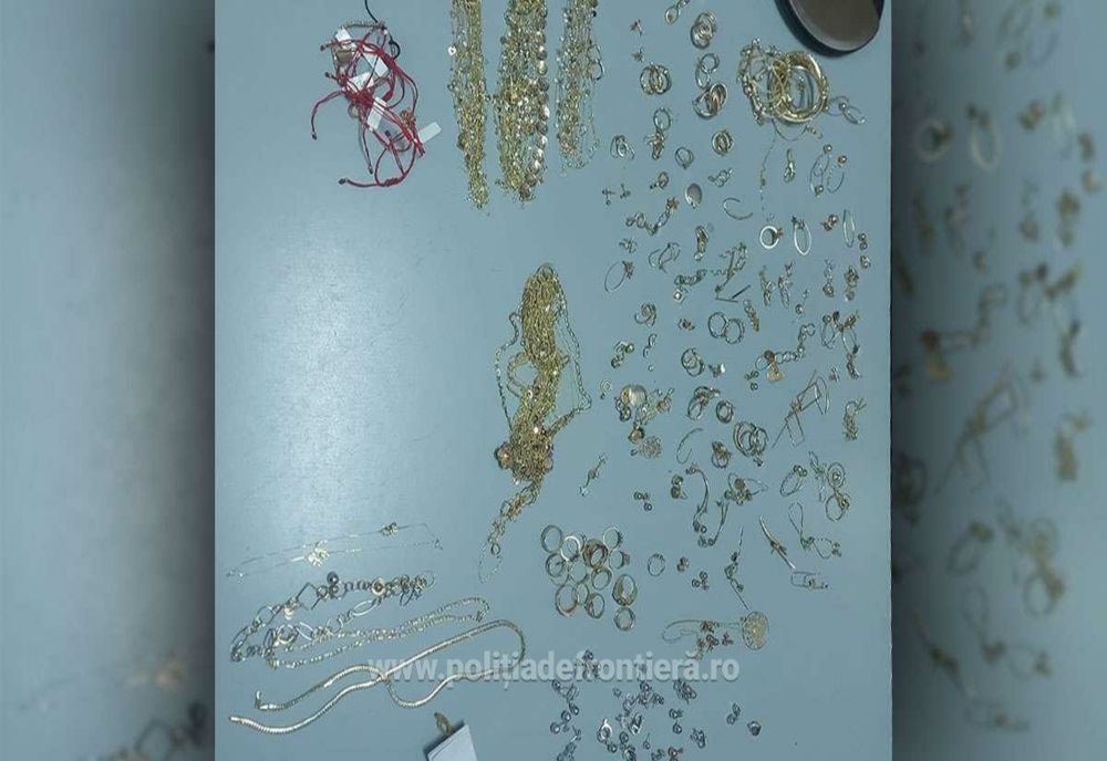 Bijuterii şi bunuri contrafăcute, estimate la o valoare de peste 450.000 lei, descoperite la PTF Giurgiu