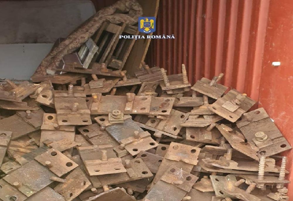 Giurgiu. Bărbaţi reţinuţi după ce au sustras mai multe plăci metalice şi componente CFR 