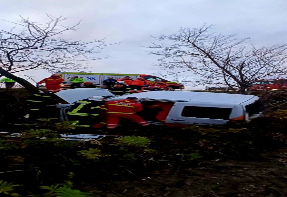 Accident rutier pe DN 5B. Două persoane au fost descarcerate şi transportate la spital