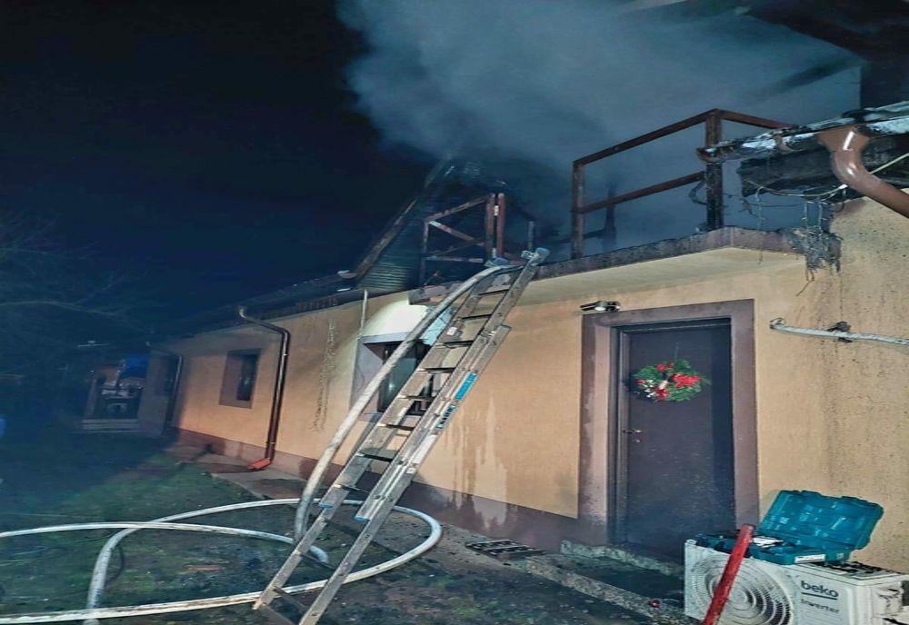 Casa unei familii din Tândava a ars chiar în noaptea de Crăciun