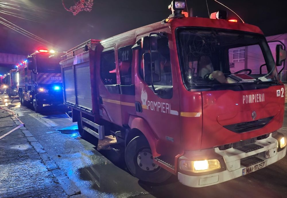 Incendiu violent la o casă din imediata apropiere a unui cămin de bătrâni din Giurgiu. 28 de persoane au fost evacuate
