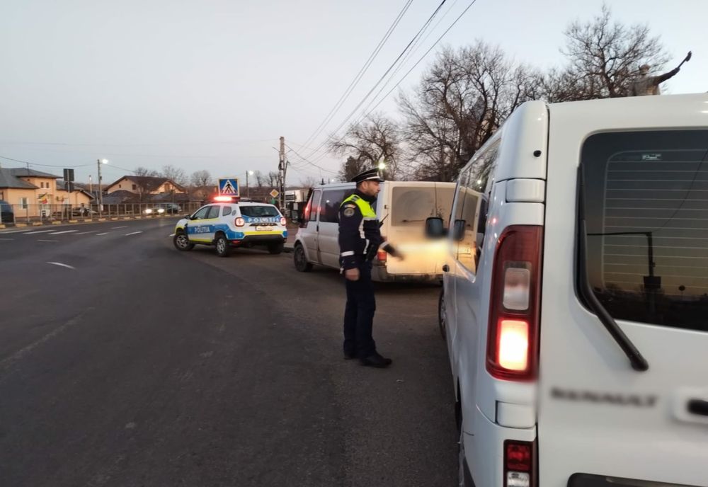 Giurgiu. Microbuzele de călători, la control! Peste 100 de autovehicule, verificate de poliţişti