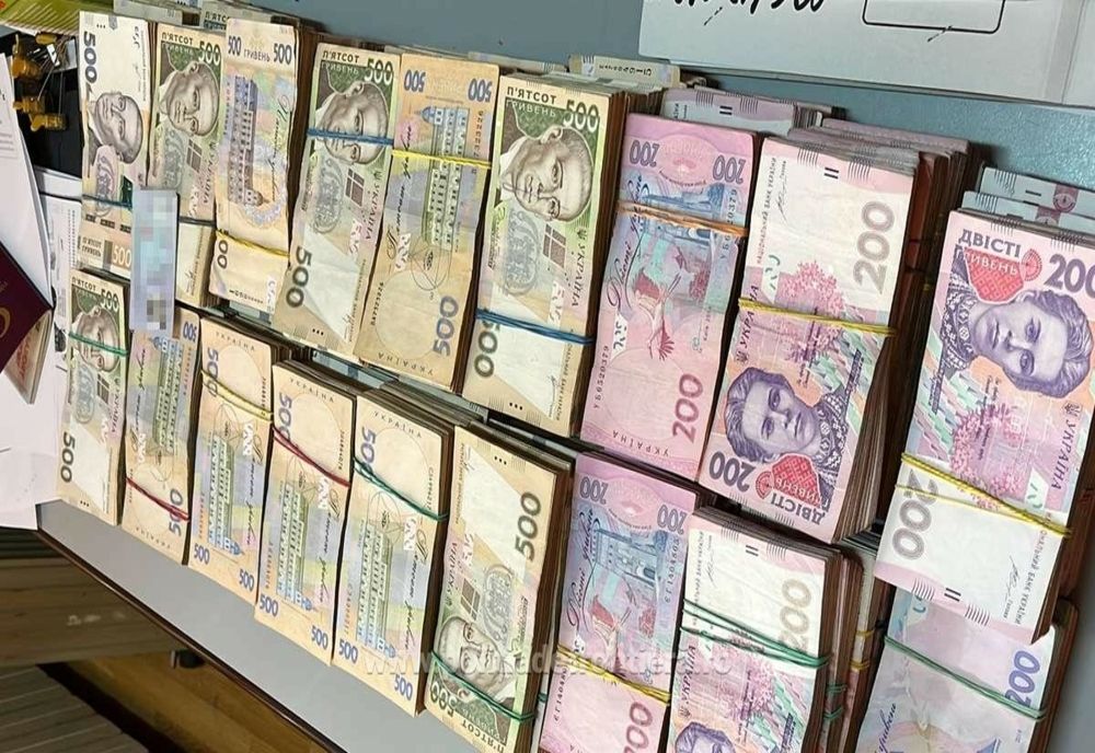 4.220.000 grivne, echivalentul a peste 100.000 de euro, descoperite de polițiștii de frontieră giurgiuveni într-un autocar care venea din Turcia