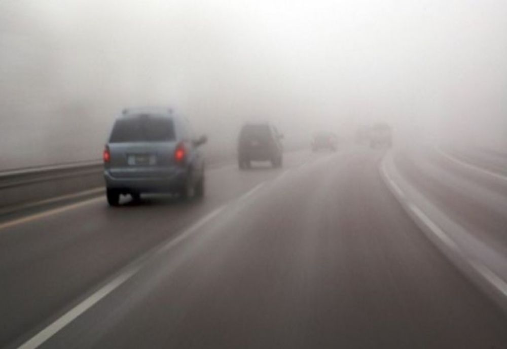 INFOTRAFIC: Se circulă în condiții de iarnă, cu polei și ceață, în mai multe zone din țară