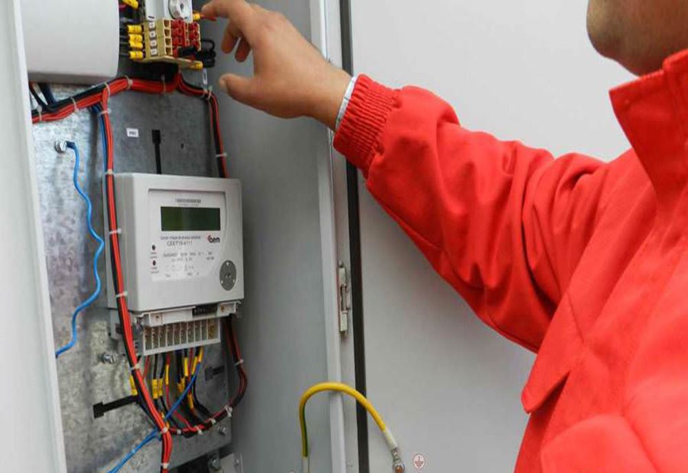 Consumul de electricitate a atins un maxim al ultimilor patru ani din cauza gerului. România importă energie la orele de vârf