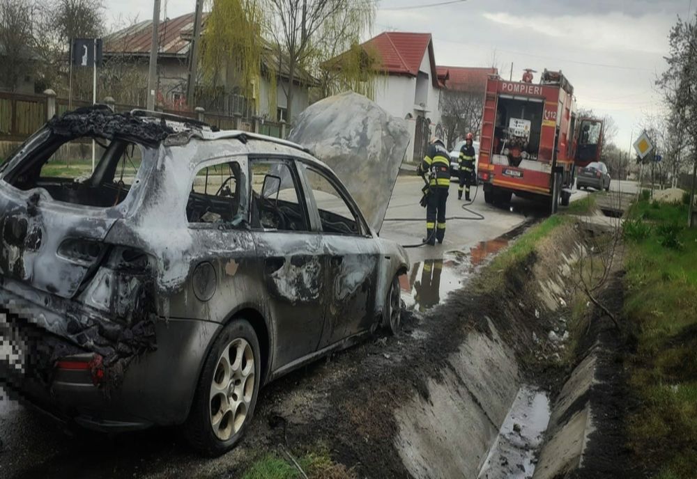 Autoturism cuprins de flăcări în localitatea Gratia. Pompierii de la ISU Giurgiu, intervenţie de urgenţă