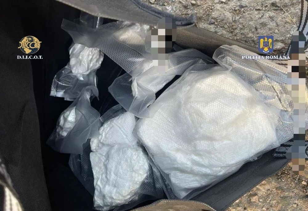 4,3 kilograme de cocaină confiscate de la o rețea de traficanți. 3 persoane reținute