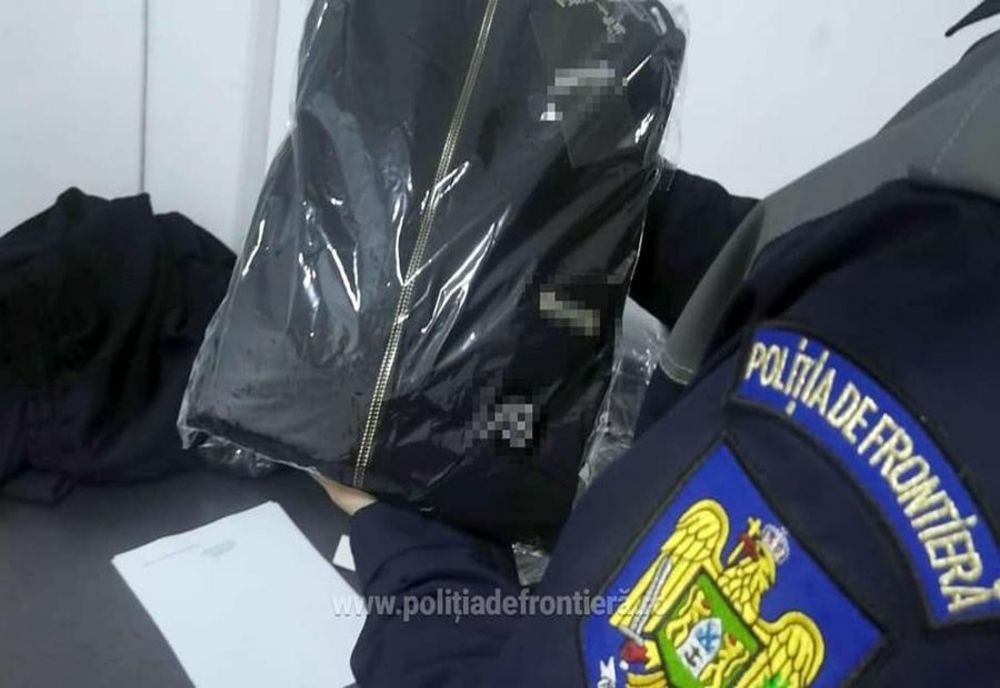 Parfumuri şi articole vestimentare contrafăcute, descoperite de poliţiştii de frontieră giurgiuveni 
