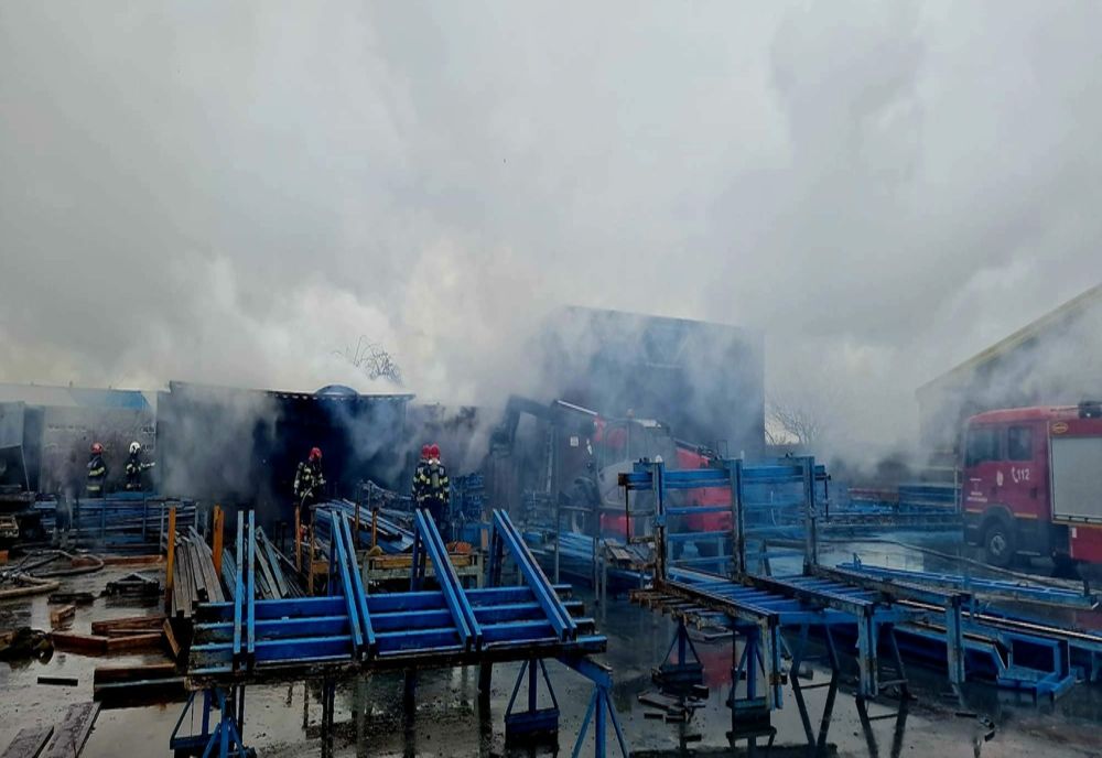 Incendiu cu mari degajări de fum la un container cu vopseluri şi un depozit de vopsitorie din Bolintin Deal