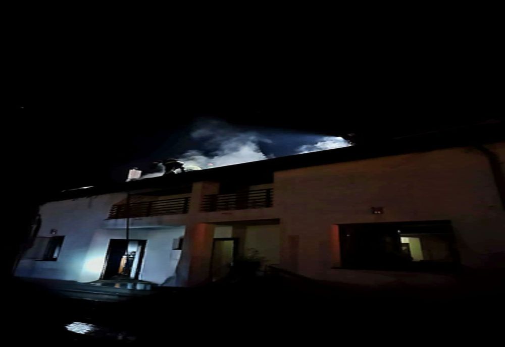 Casa unei familii din Crevedia Mică, afectată de un incendiu provocat de un scurtcircuit 