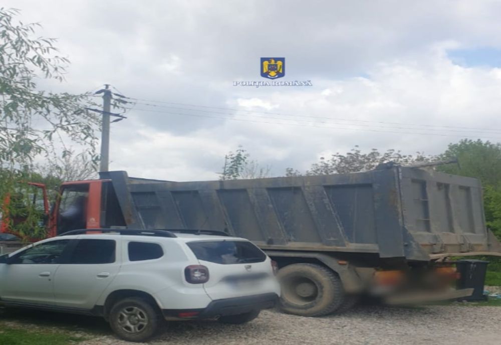 Giurgiu. Autoutilitară plină cu deşeuri din construcţii, confiscată în timpul unei razii a poliţiştilor în Mihăileşti