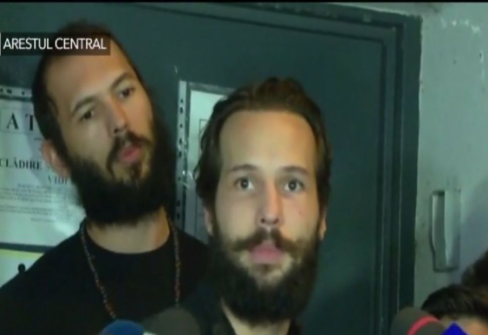 Fraţii Tate eliberaţi din arestul preventiv şi plasaţi în arest la domiciliu