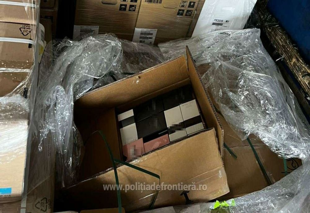 Peste 2.000 de articole de parfumerie, descoperite într-un camion la P.T.F. Giurgiu 