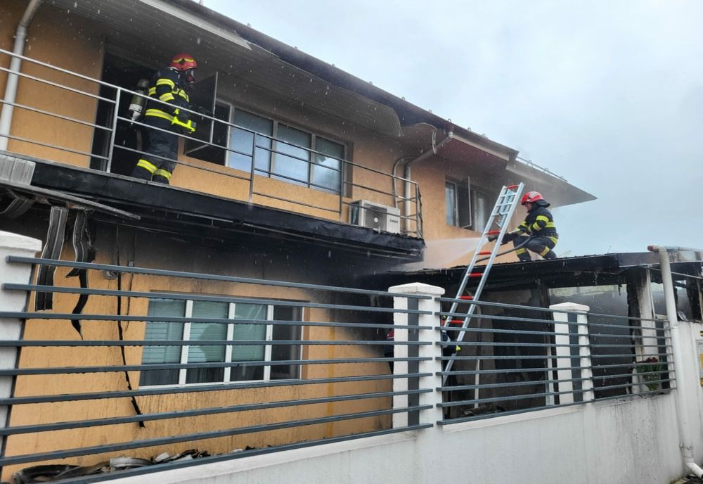 Casă cuprinsă de flăcări în Giurgiu! Un bărbat a suferit arsuri la nivelul feţei