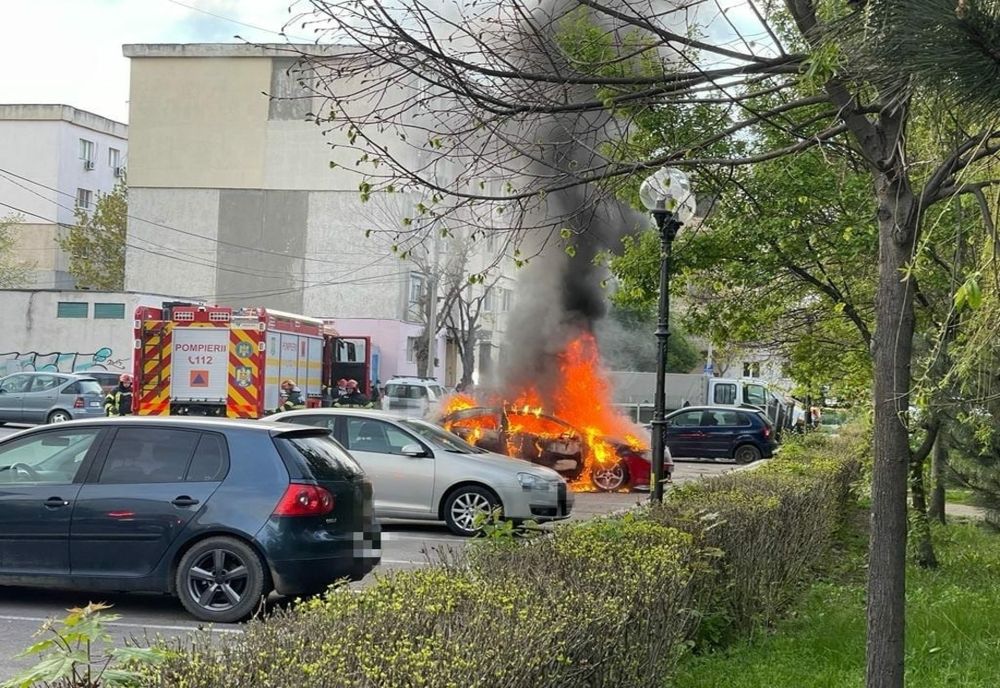 Autoturism în flăcări într-o parcare din Giurgiu! Din ce cauză a izbucnit incendiul
