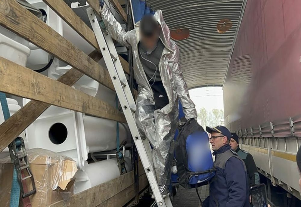 Cetăţean sirian, ascuns într-un TIR cu ţevi metalice, depistat la PTF Giurgiu