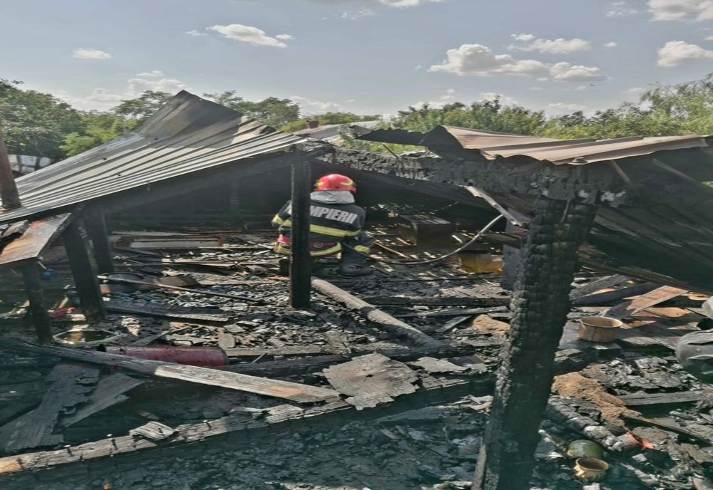 Casă cuprinsă de flăcări în Valea Plopilor! Pompierii au intervenit cu două autospeciale de stingere