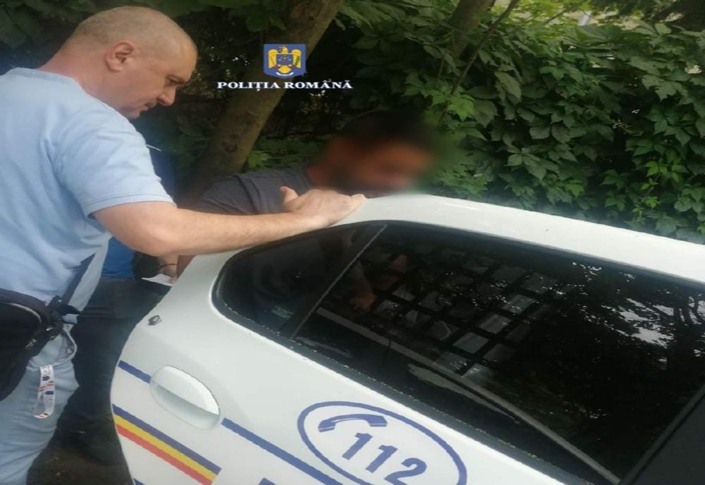 Scandal pe o stradă din Giurgiu! Bărbat reţinut după ce şi-a incendiat casa şi a agresat doi vecini  