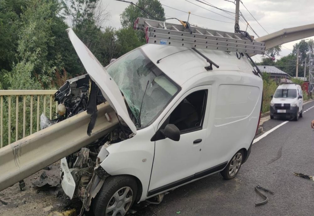 Accident pe DN 5. O maşină s-a înfipt în balustrada unui cap de pod