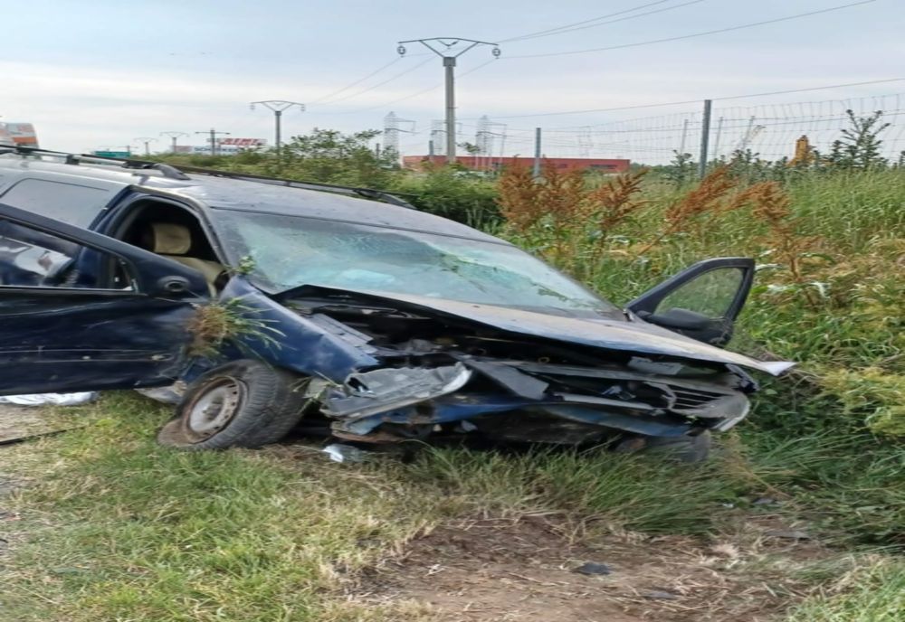 Accident pe A1, în judeţul Giurgiu. Bărbat rănit după ce o maşină s-a răsturnat pe banda de urgenţă