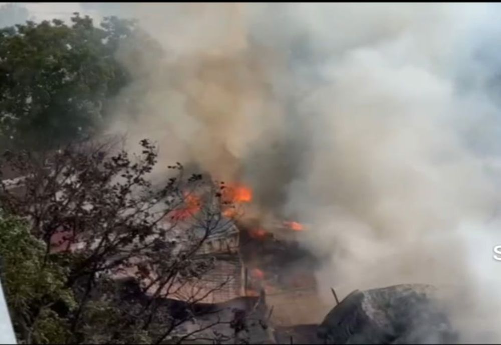 Un bărbat din Putineiu a suferit arsuri la nivelul membrelor superioare şi capului în timp ce încerca să stingă incendiul din propria locuinţă