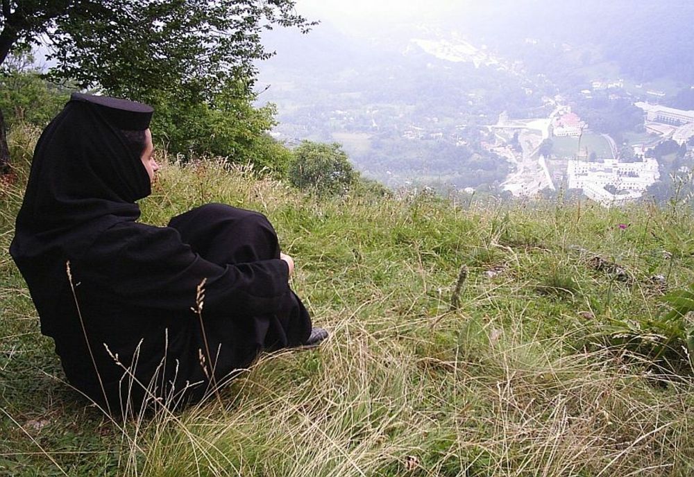 Mai multe persoane, înșelate de false măicuțe care ofereau servicii religioase online