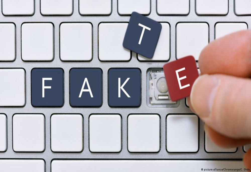 STUDIU: TINERII POT DEVENI UŞOR VICTIME ALE DEZINFORMĂRII