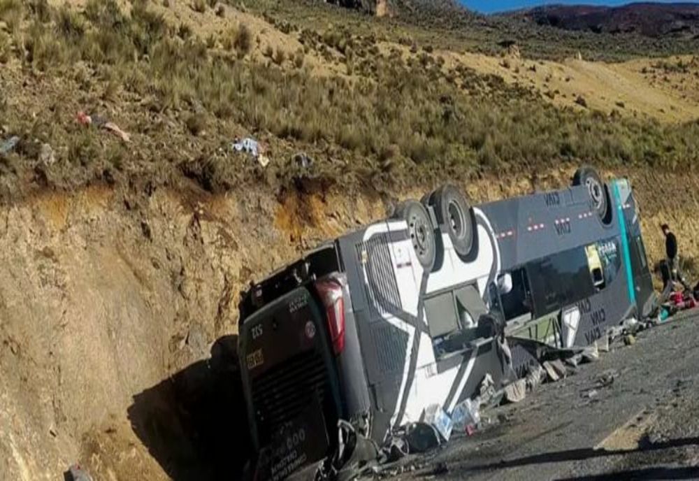 16 persoane au murit după ce un autobuz a căzut într-o prăpastie adâncă de 100 de metri, în Peru
