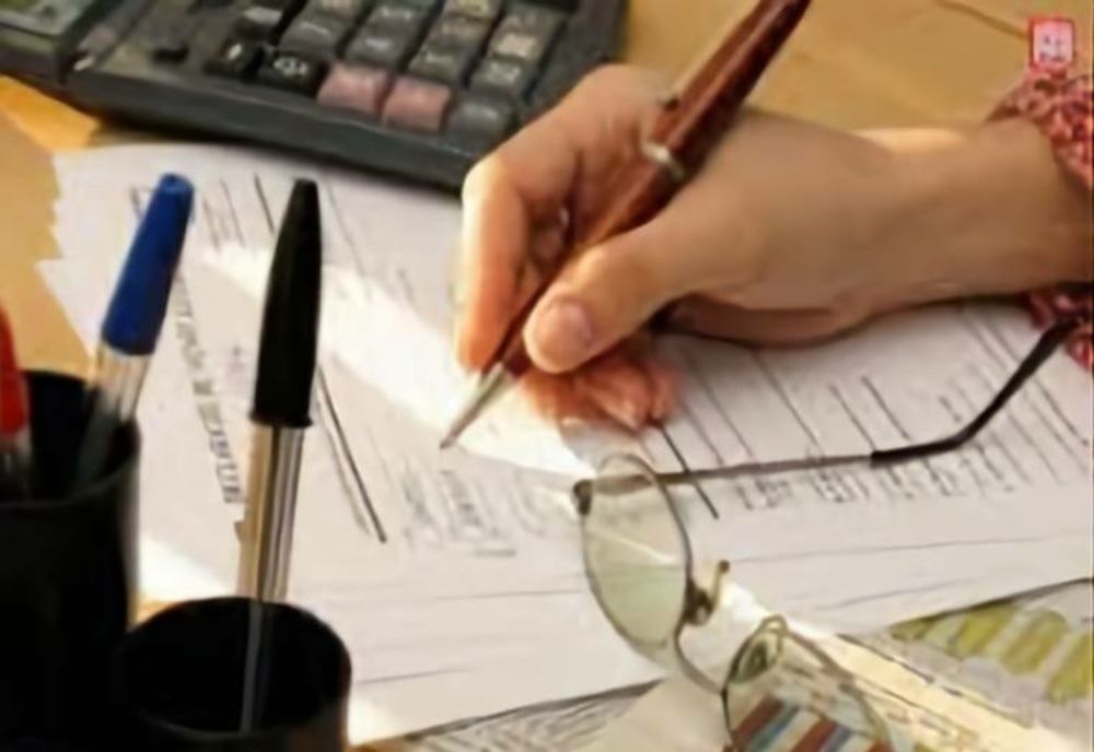 DUPĂ CE A LUAT DE LA ROMÂNI, GUVERNUL BATE ÎN RETRAGERE LA SPECIALI