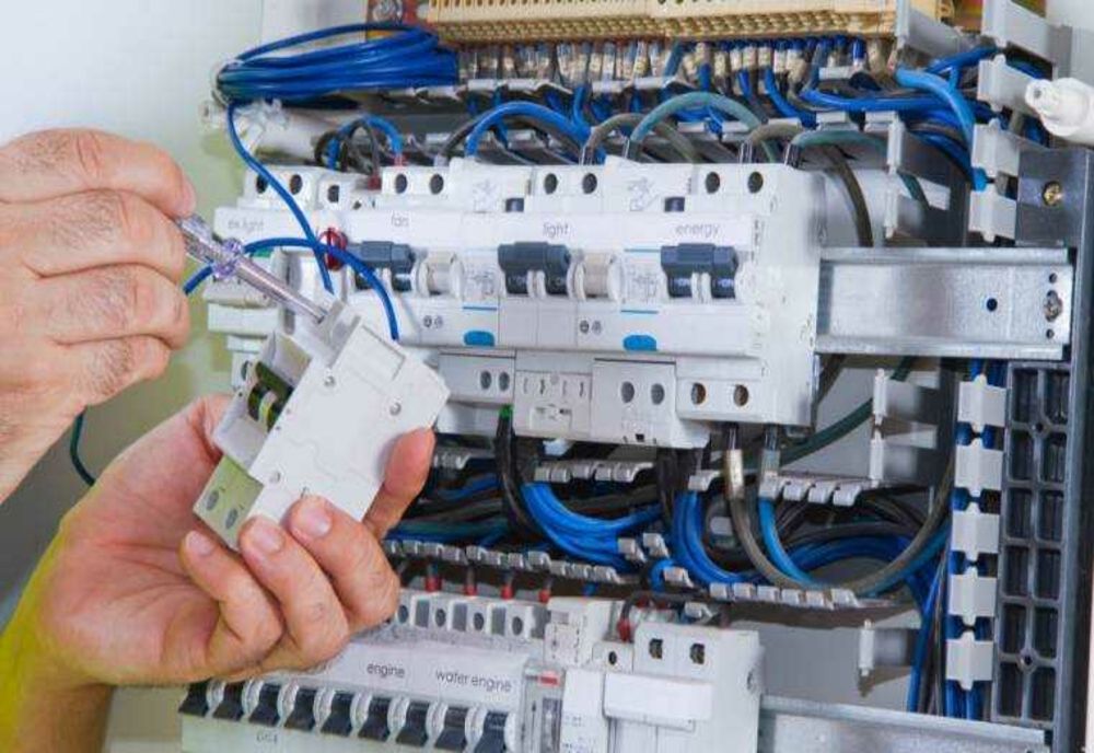 Doar jumătate din factură înseamnă curentul consumat. Restul banilor merg către taxe, tarife și contribuții