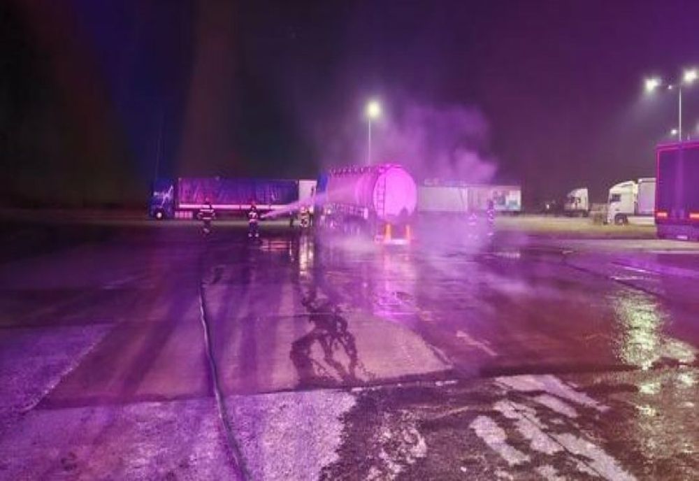INTERVENȚIE CU AUTOSPECIALA PENTRU ACCIDENTE CHIMICE LA PTF GIURGIU, DUPĂ CE O CISTERNĂ CU ADEZIV A LUAT FOC