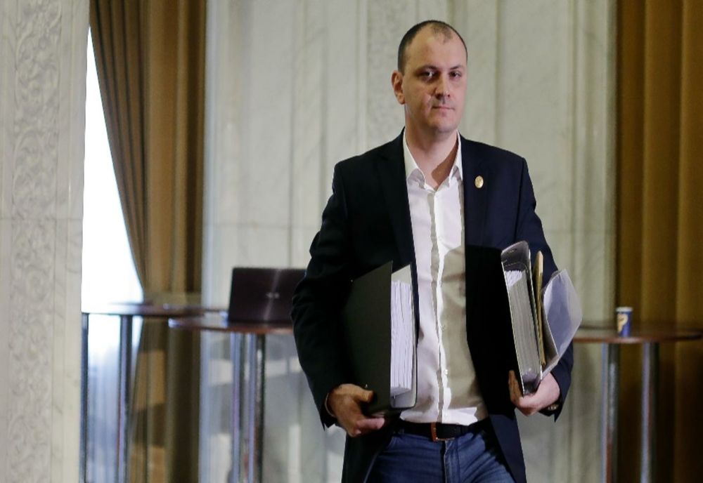 MIRON MITREA ÎL DEMASCĂ PE PĂPUȘARUL DIN SPATELE RUPTURII REALITATEA TV. „AM AUZIT DISCUȚIA, I-A SPUS: «NU LUA TELEVIZIUNEA REALITATEA DE LA VÎNTU CĂ AVEM ALTĂ STRATEGIE CU EA»”