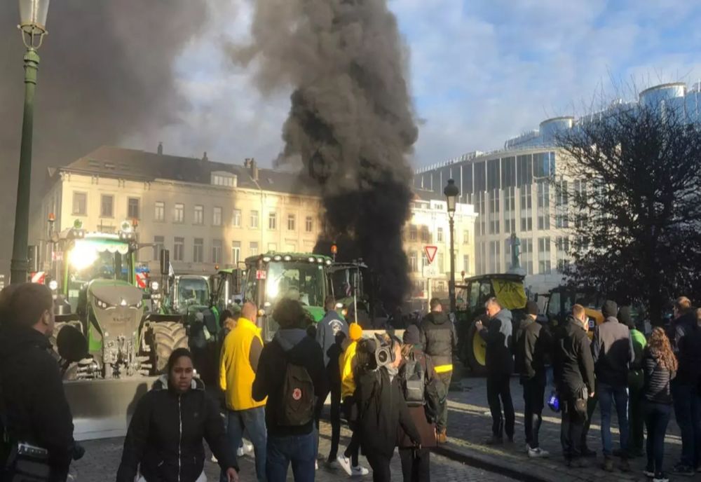 Bruxelles, sub asediu: mii de fermieri europeni au ieșit în stradă împotriva deciziilor UE. VIDEO