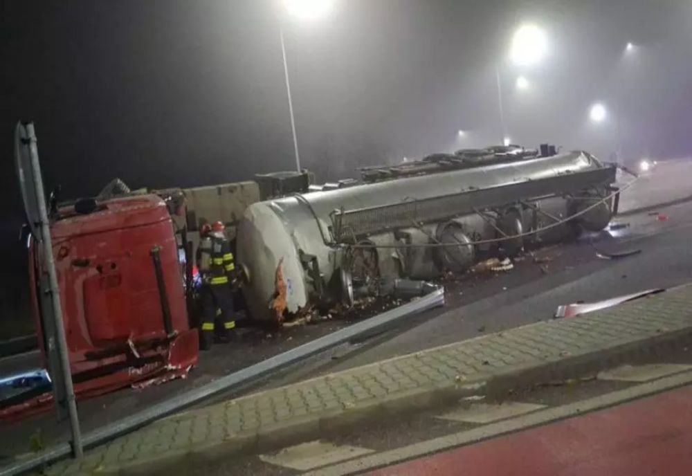 O autocisternă cu amoniac s-a răsturnat pe DN5. Traficul, blocat pe sensul spre Giurgiu