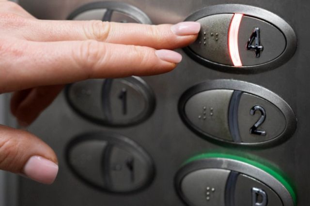 Nouă avocați au trăit minute de groază într-un lift care a căzut în gol. Un scenariu la indigo cu incidentul dramatic de la Ministerul Transporturilor
