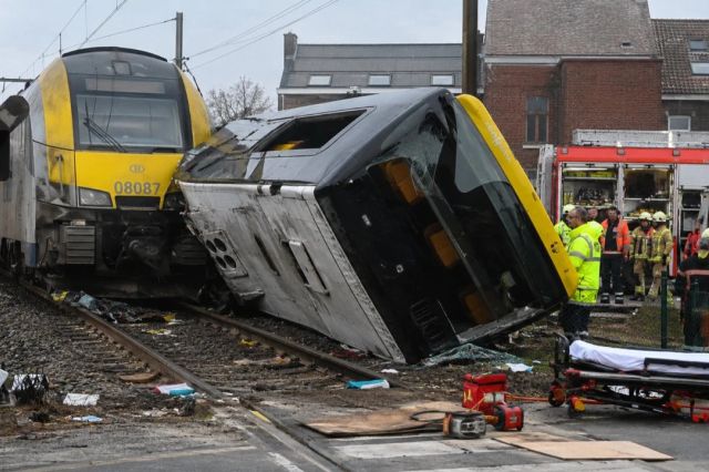 Tragedie în Belgia: un tren a spulberat un microbuz cu elevi. Patru persoane au murit, printre care doi copii