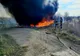 Incendiu violent cu degajări mari de fum pe un teren din Crivina. Au ars anvelope şi vegetaţie uscată