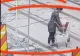 Scene de comedie în București. O femeie a încercat să plece cu șine de tramvai într-un cărucior de supermarket - VIDEO