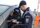 Polițiștii de frontieră giurgiuveni pot cere unei persoane legitimate să țină mâinile la vedere. Vezi de ce
